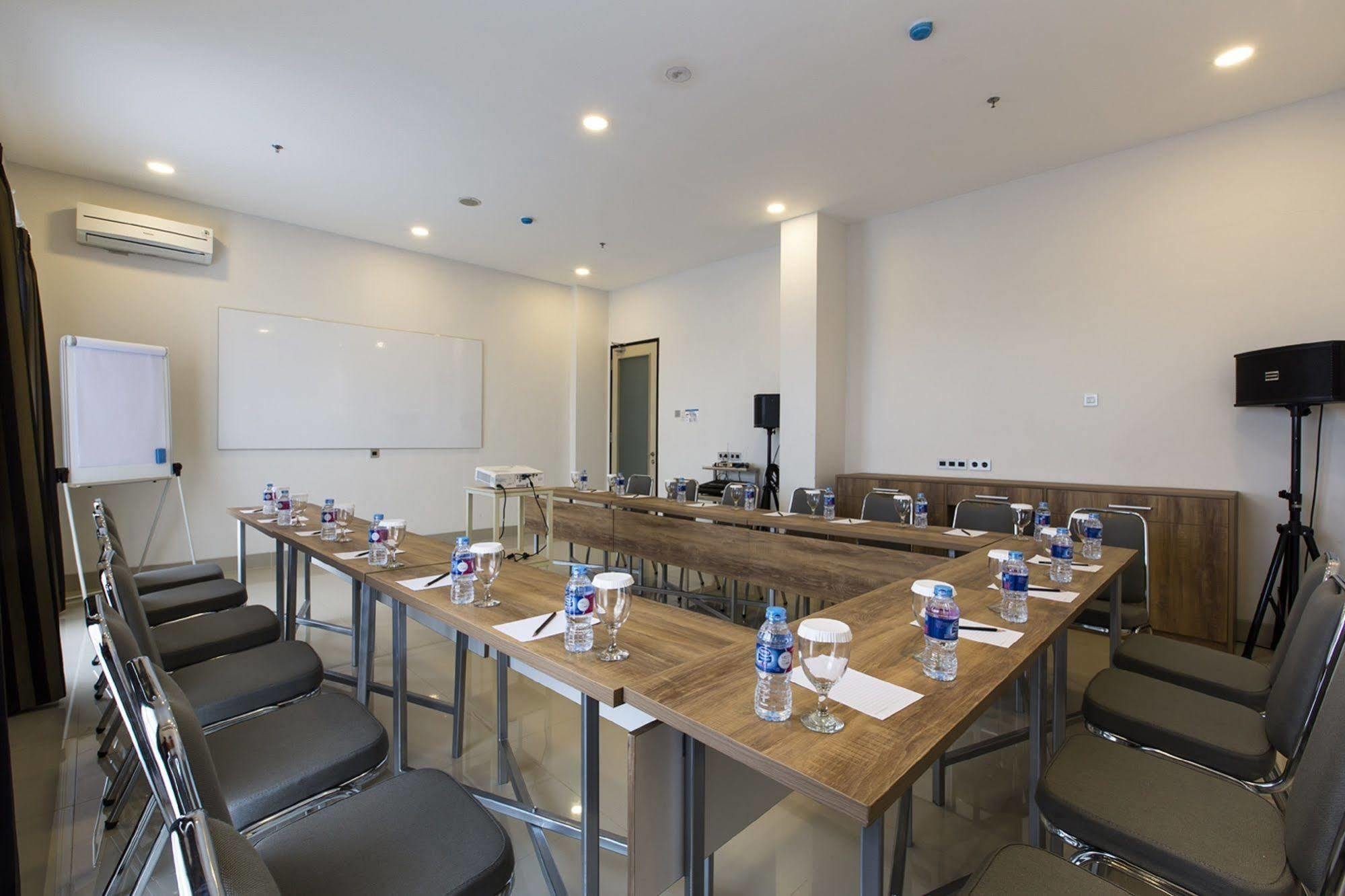 Sparks Odeon Sukabumi, Artotel Curated Eksteriør billede